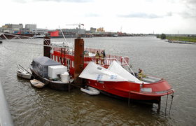 Aanvaring tussen olietanker en woonboot in Arnhem